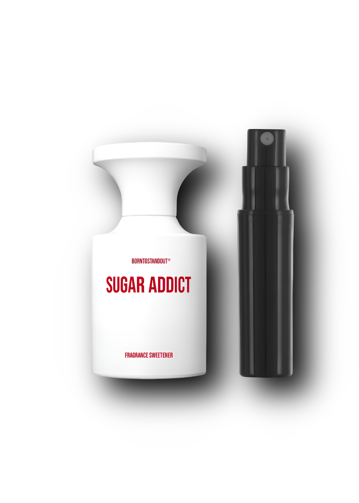 BORNTOSTANDOUT Sugar Addict – originalflaske ved siden af en sort sprayflaske til parfumeprøve