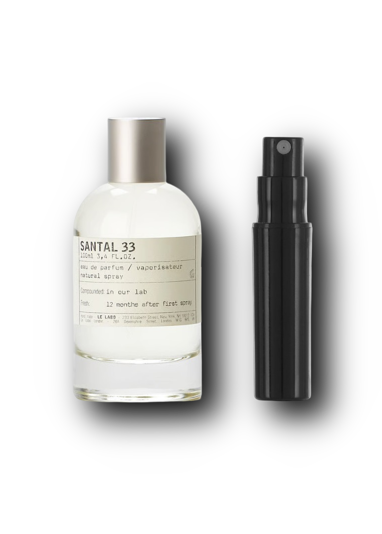 Le Labo Santal 33 – originalflaske ved siden af en sort sprayflaske til parfumeprøve