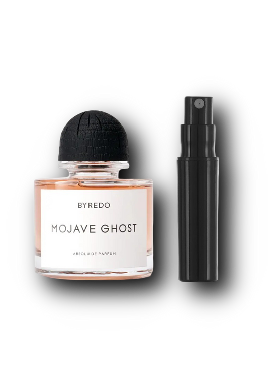 Byredo Mojave Ghost Absolu – originalflaske ved siden af en sort sprayflaske til parfumeprøve