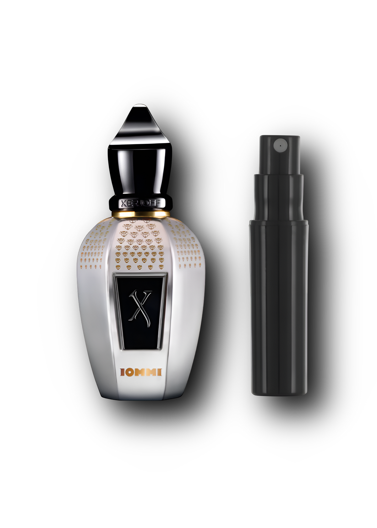 Xerjoff Tony Iommi Monkey Special – originalflaske ved siden af en sort sprayflaske til parfumeprøve