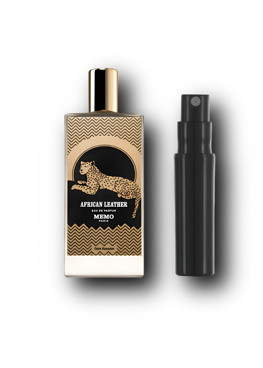 Memo Paris African Leather – originalflaske ved siden af en sort sprayflaske til parfumeprøve
