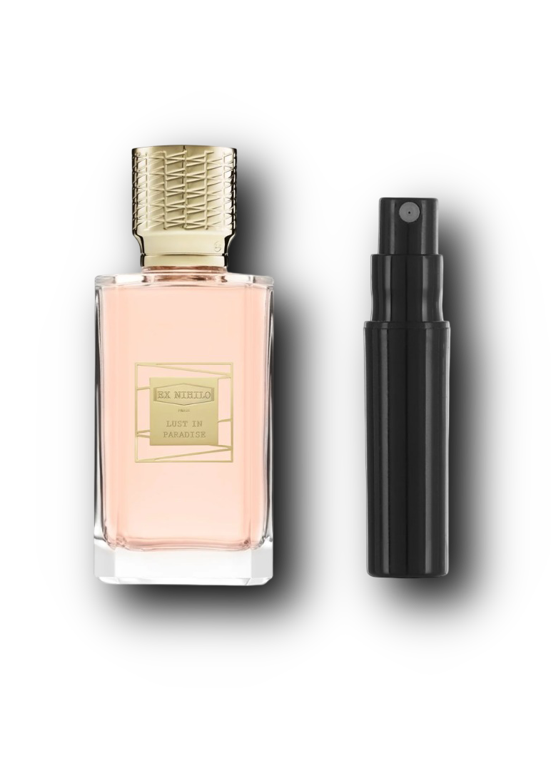 Ex Nihilo Lust in Paradise – originalflaske ved siden af en sort sprayflaske til parfumeprøve