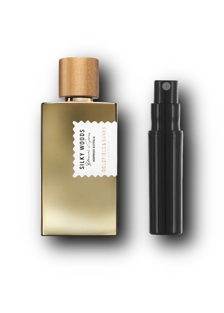 Goldfield & Banks Silky Woods – originalflaske ved siden af en sort sprayflaske til parfumeprøve