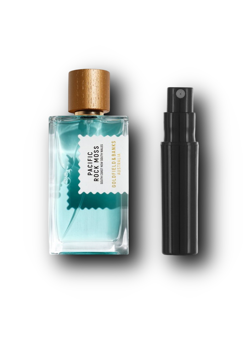 Goldfield & Banks Pacific Rock Moss – originalflaske ved siden af en sort sprayflaske til parfumeprøve