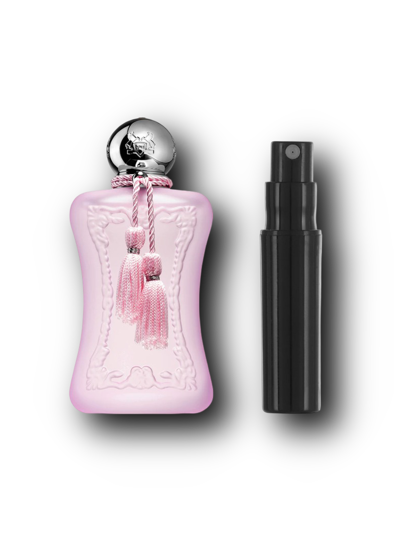 Parfums de Marly Delina La Rosée – originalflaske ved siden af en sort sprayflaske til parfumeprøve