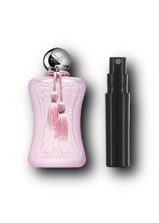 Parfums de Marly Delina La Rosée – originalflaske ved siden af en sort sprayflaske til parfumeprøve