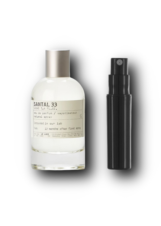 Le Labo Santal 33 – originalflaske ved siden af en sort sprayflaske til parfumeprøve